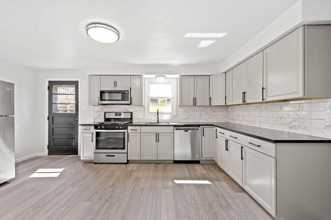 Building Photo - Stunning 2 bedroom home in Homestead available June 15!