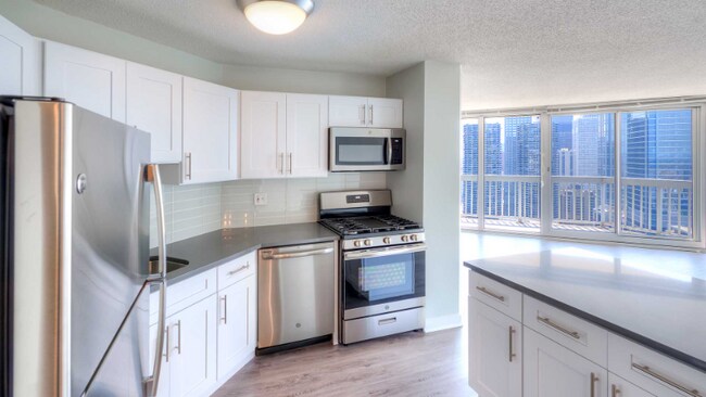 Building Photo - 18 W Grand Ave Rental