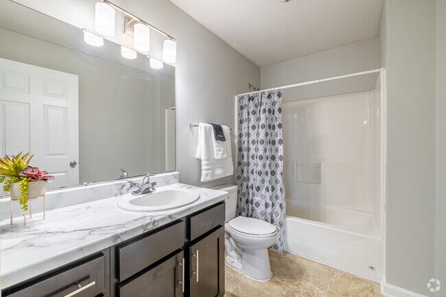 2BR, 2BA - 982SF - Bathroom