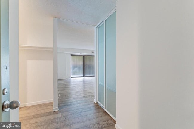 Building Photo - 203 Yoakum Pkwy Unit 215 Rental