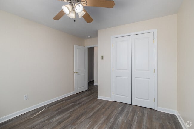 2BR, 1BA - 1,000SF - Secondary Bedroom