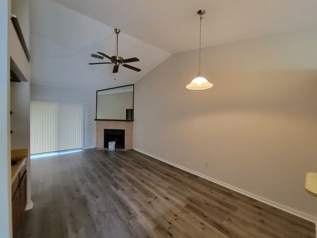 Photo - $1195 - 2/2 - Jefferson Square Apartment - Ready to view