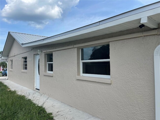 Building Photo - 4617 Navarre Ave Unit B