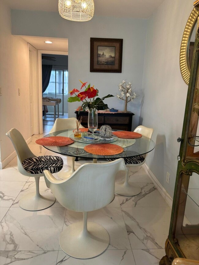 Photo - 325 Andover E