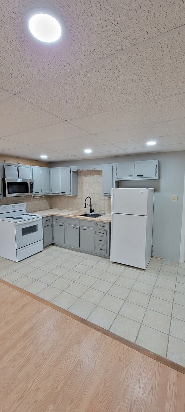 Apartment 2 - 201 Valley St Unit 1