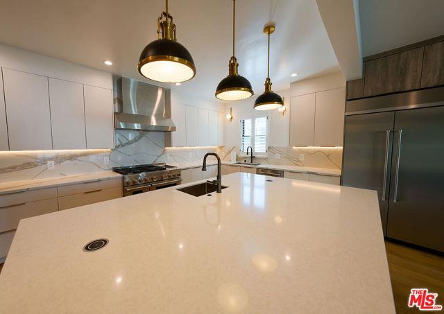 Photo - 19235 Strathern St