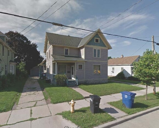 Building Photo - For Rent: 5 bed / 2 bath home in Oshkosh