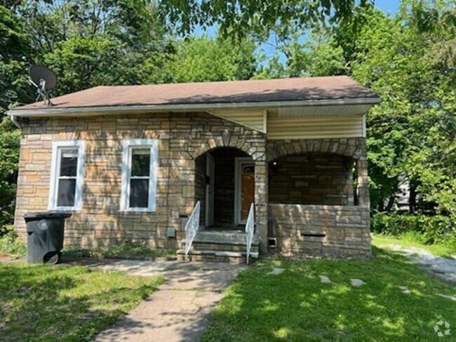 Building Photo - Spacious 2bed 1 bath home in west Akron