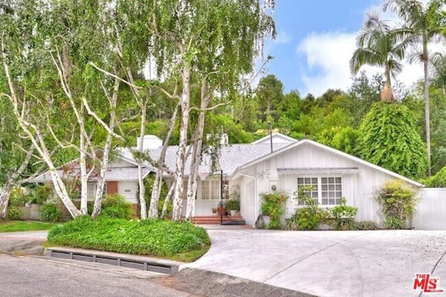 Building Photo - 4031 Hollyline Ave Rental