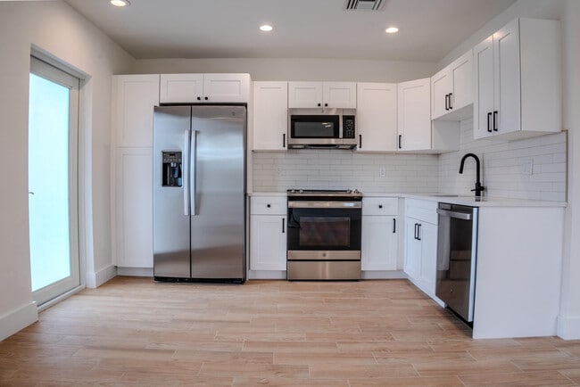 Building Photo - 238 SE 1st Ave Unit 10