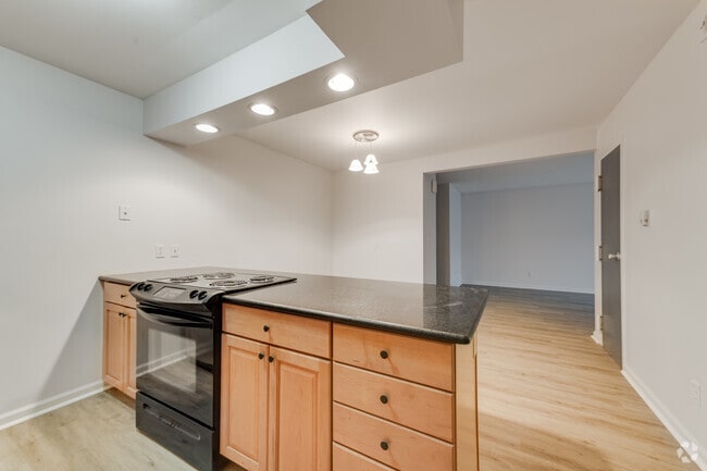 2BR, 2BA - 900-1000SF
