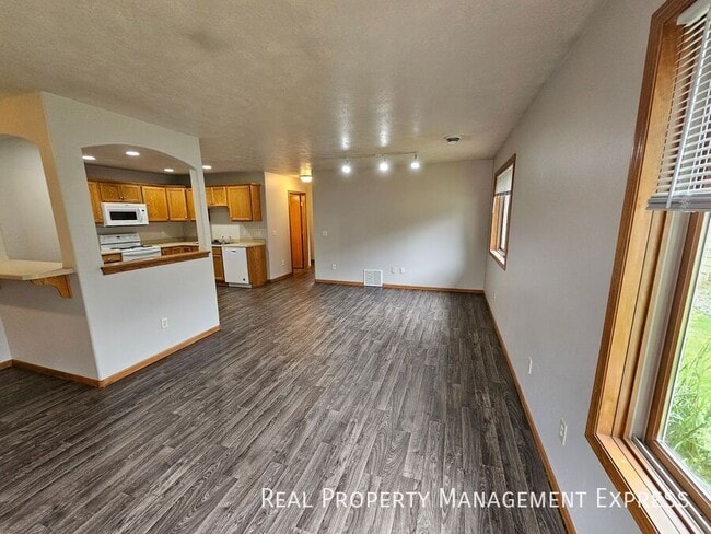 Photo - Spacious 3-bedroom, 1-bathroom Townhome Wi...