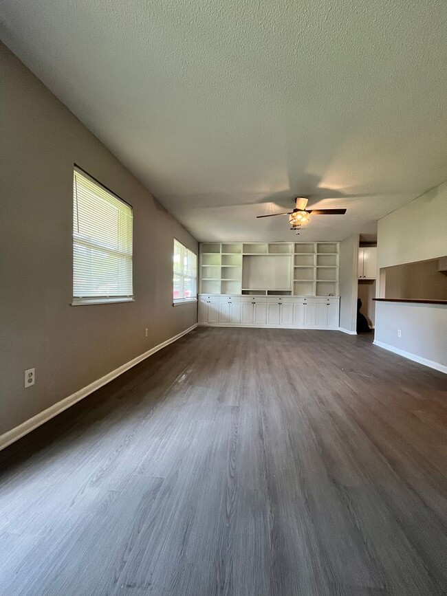 Photo - 203 Lynn Ln