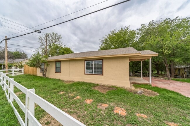 101 W Schreiner St