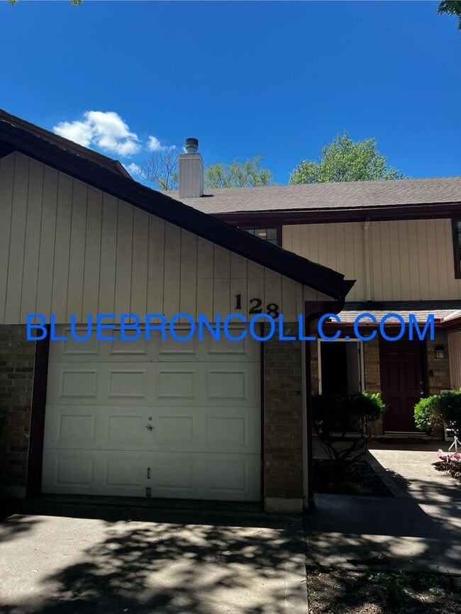 Great price for 2 bedroom townhome, spacio... - Great price for 2 bedroom townhome, spacio...