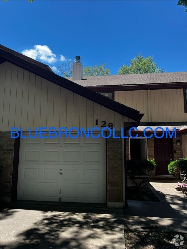 Building Photo - Great price for 2 bedroom townhome, spacio...