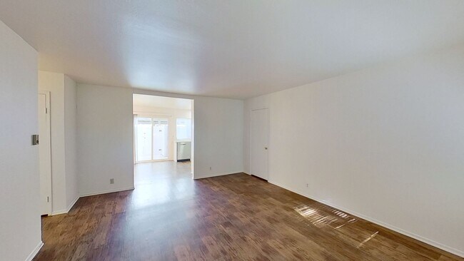 Photo - Lovely 3 Bedroom 1 Bathroom Condo in Woodb...