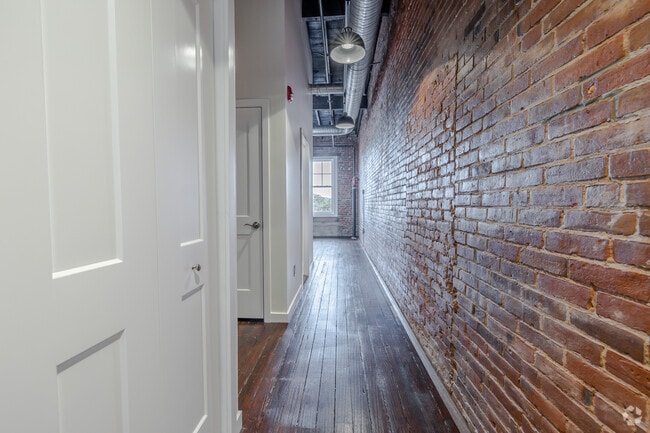 Apt J - 424 Main Street Luxury Apartments