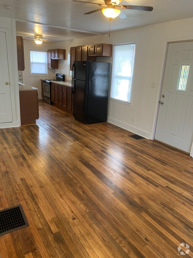 Building Photo - 3315 Valley Dr Rental