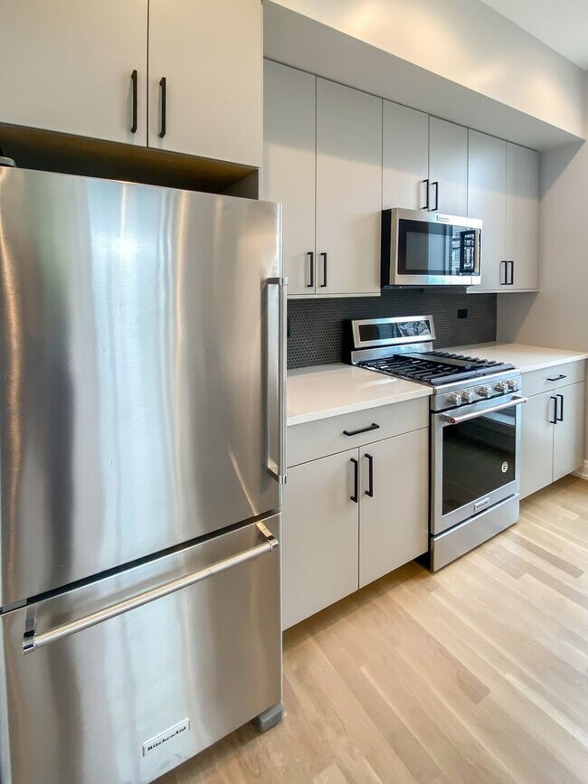 Photo - 1050 W Cornelia Ave Unit 203