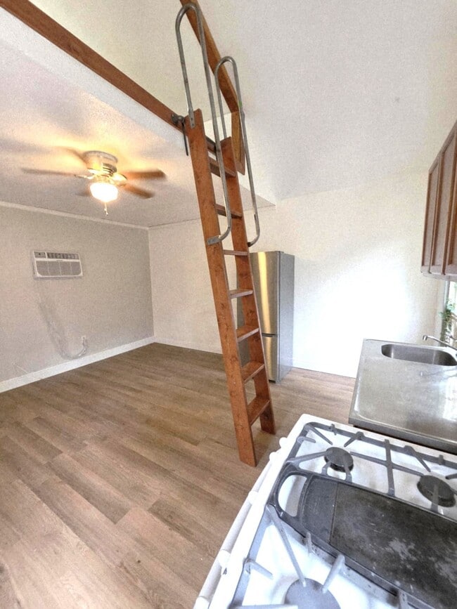 Building Photo - 6109 Saxon Dr Unit c Rental