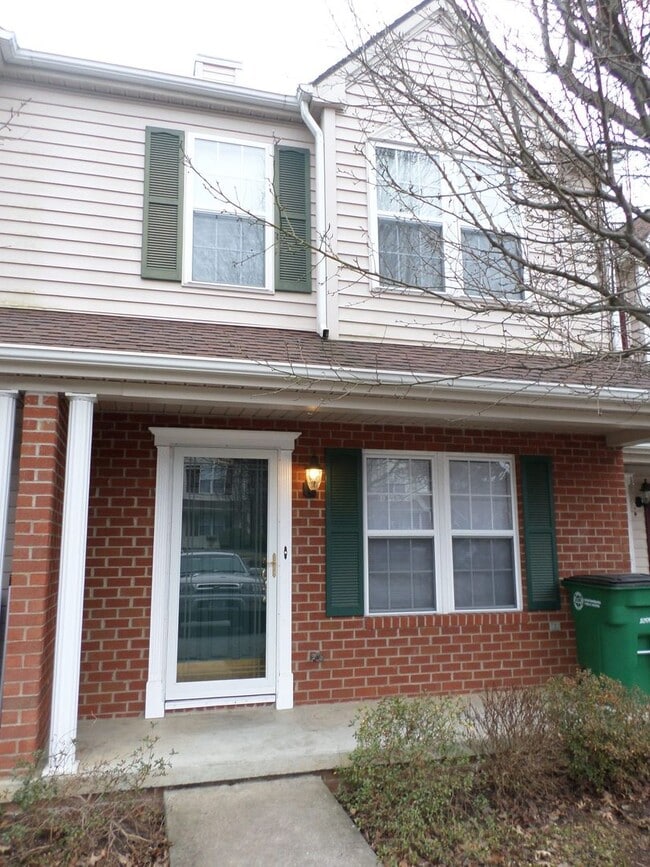 Building Photo - 2 Bedroom 2.5 Bath Townhouse
