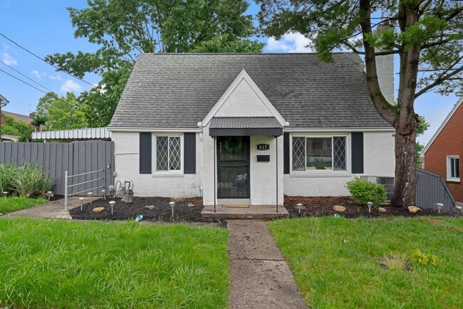Building Photo - 1ST MONTH FREE NOW THRU 9/5! Stunning 3 be... Rental