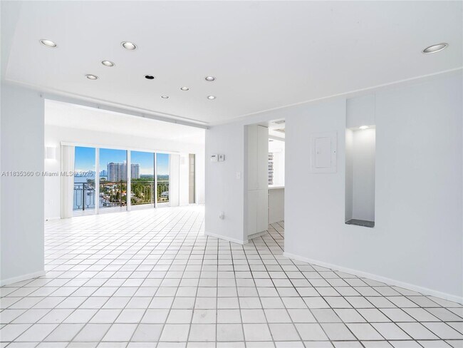 Photo - 11111 Biscayne Blvd Unidad 12G