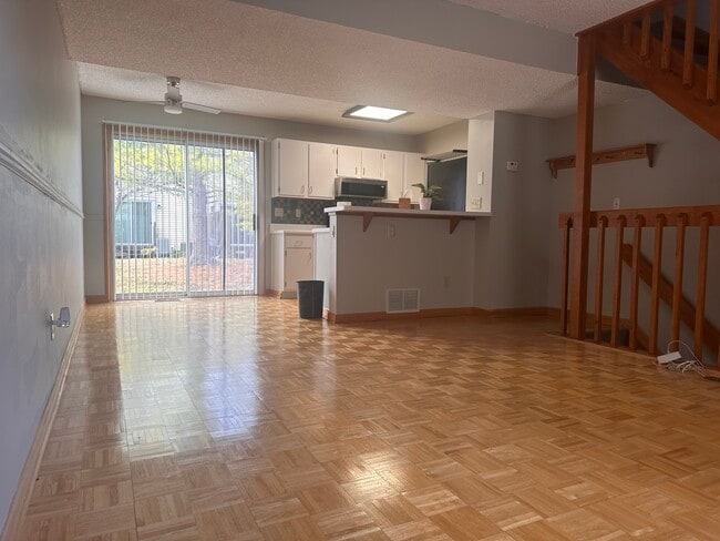 Building Photo - 5125 Singleton Dr Unit 37 C
