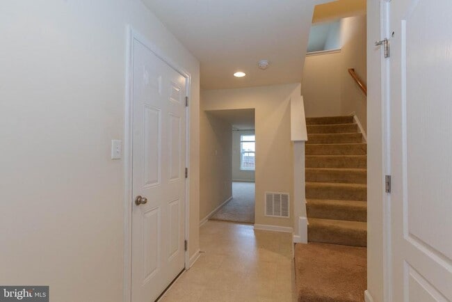 Building Photo - 440 Rumbling Rock Rd