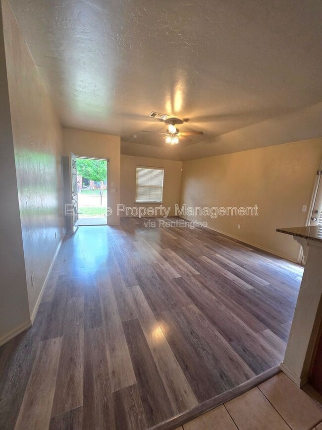 Photo - 922 West Prairie Wind Way