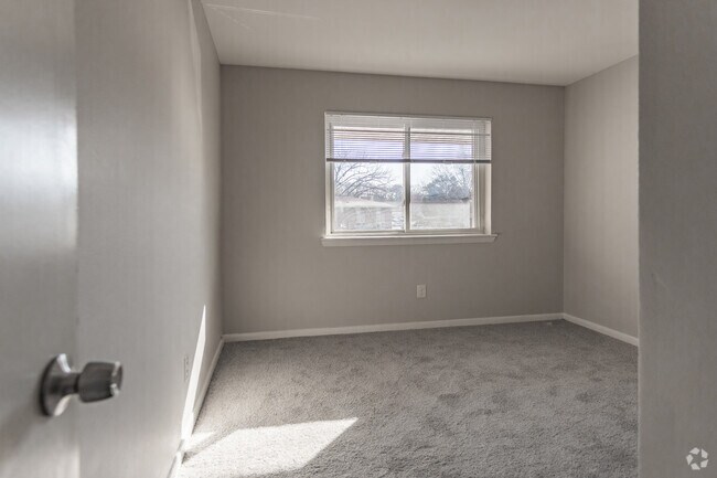 2BR,1BA,-950SF