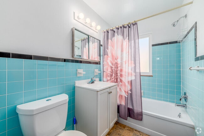 2BR, 2BA - 830SF - Bathroom