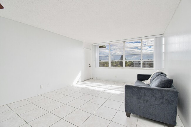 Photo - 2731 Taft St Unit 408