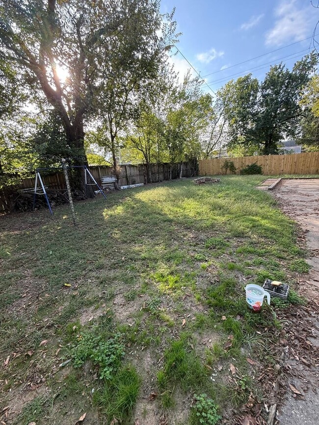 Photo - HOUSE:  3 Bed, 1 bath, Large Yard, Newly R...