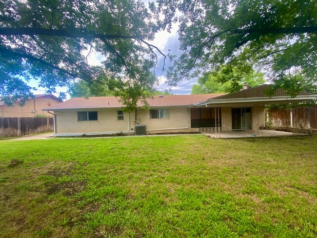 Building Photo - 815 S Roy Reynolds Dr