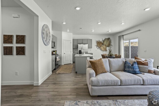 Building Photo - Stunning 4 bedroom home with great amenities