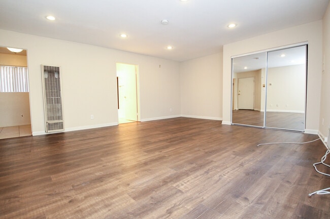 Photo - 15040 Moorpark St