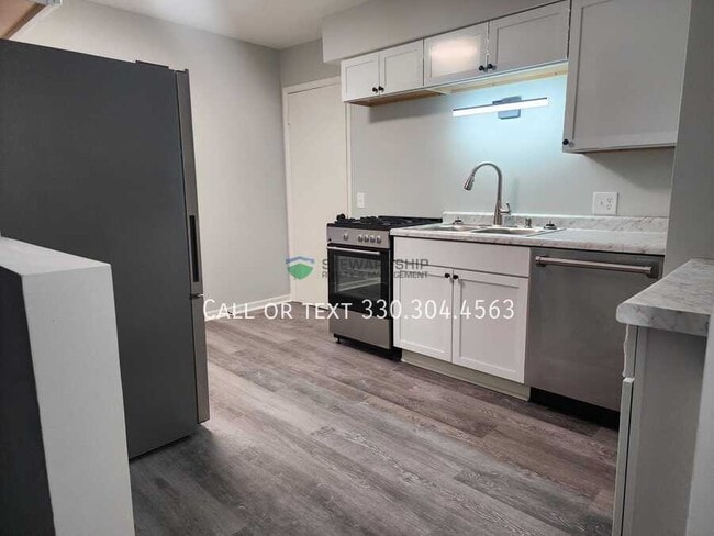 Photo - 2559 Edwin Ave