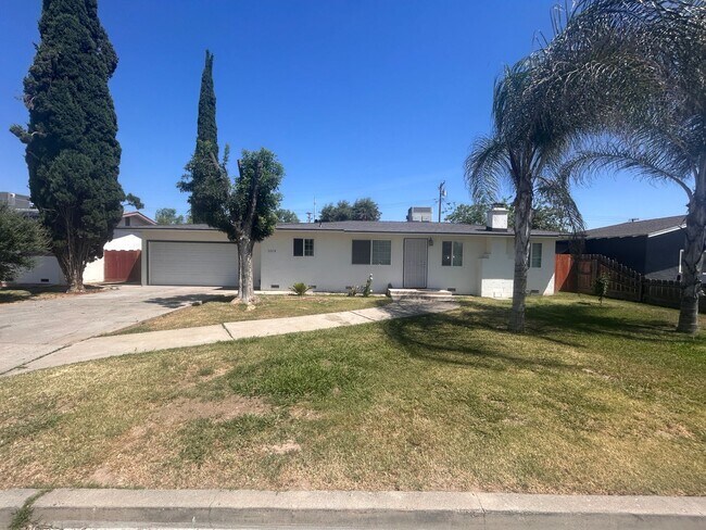 Building Photo - Move in Ready in Hanford 3 bedroom, 1 bath with large yard!