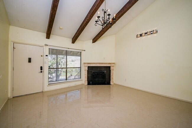 Building Photo - 1100 Augusta Dr Unit 60 Rental