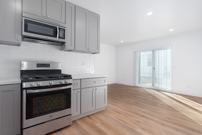 Building Photo - 2934 Somerset Dr Unit Quarter