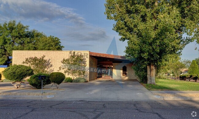 Building Photo - Beautiful estate home on a corner lot!