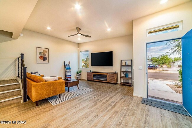 Photo - 840 E Park Modern Dr House