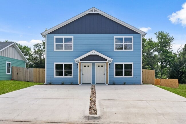 Building Photo - 1902 E Avenue G Unit 1902 A E Avenue G Rental