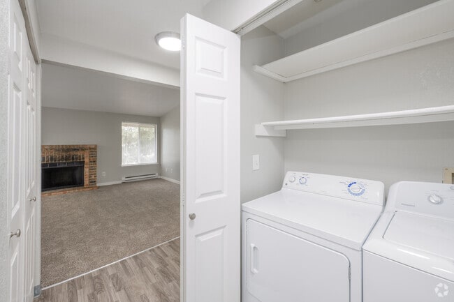 2BR, 2BA - 923SF - Laundry
