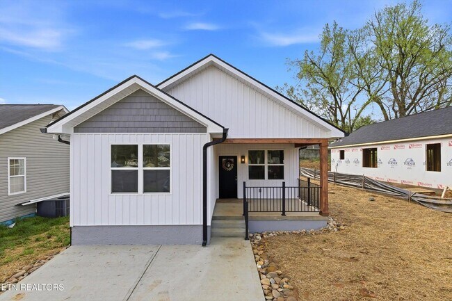Building Photo - 818 W Anderson Ave