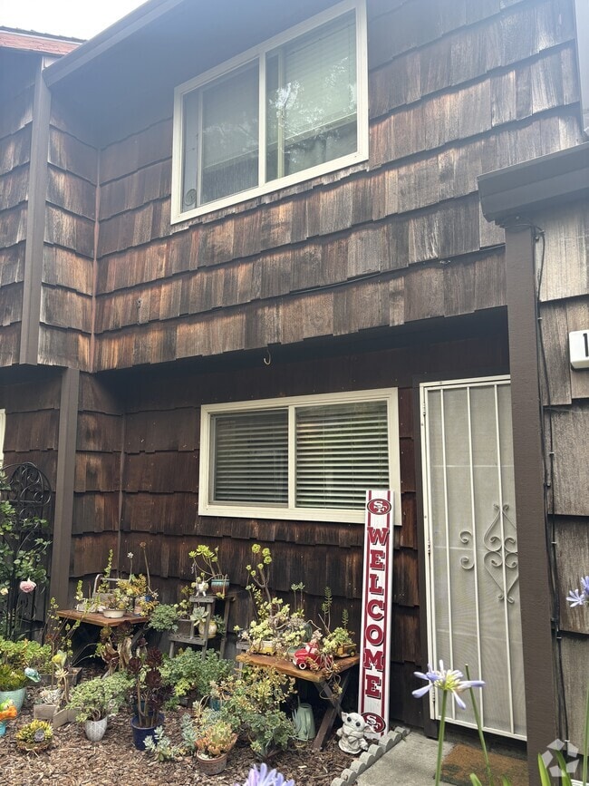 Building Photo - 1558 Parkway Dr Rental