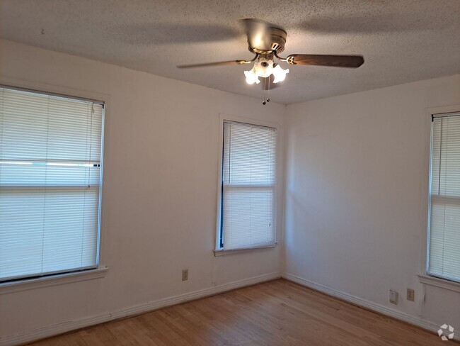 Building Photo - 3 Bedrooms, 1 Bathroom, 2 Car Garage @ Nor... Rental