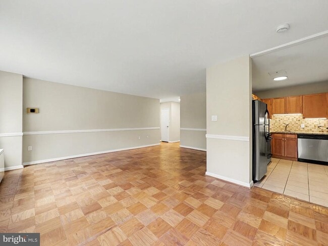 Building Photo - 3000 Spout Run Pkwy Unit B203